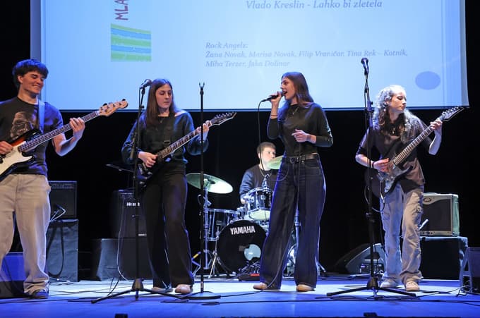 (FOTO) Mladi raziskovalci, velike ideje: Mariborska dijakinja izdelala električno kitaro