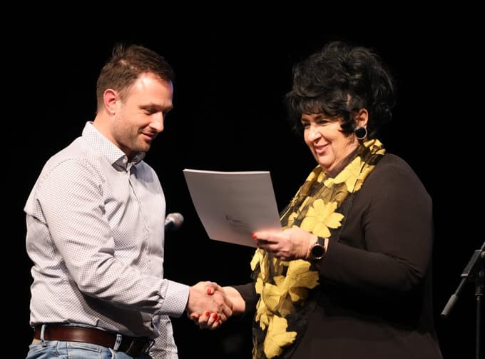 (FOTO) Mladi raziskovalci, velike ideje: Mariborska dijakinja izdelala električno kitaro