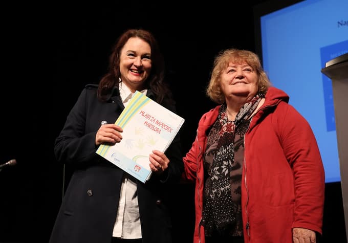 (FOTO) Mladi raziskovalci, velike ideje: Mariborska dijakinja izdelala električno kitaro