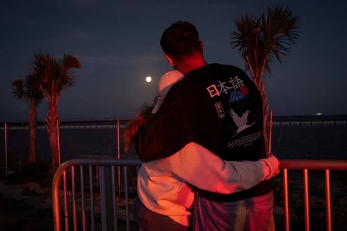 (FOTO) Proti Luni prvič po več kot 50 letih poletela človeška posadka