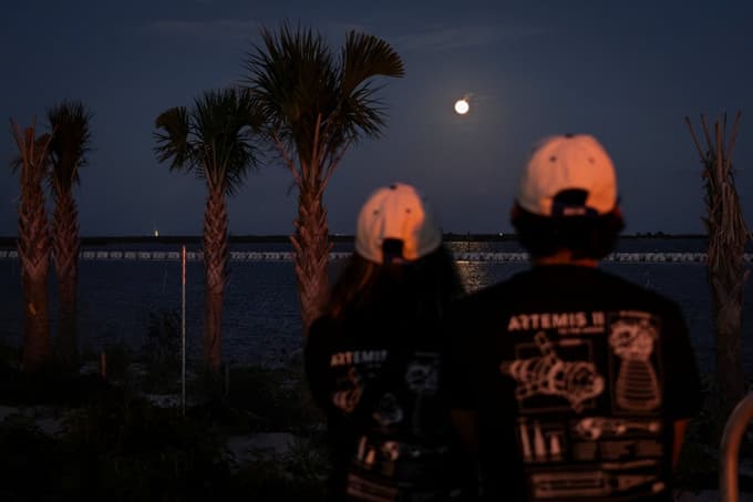 (FOTO) Proti Luni prvič po več kot 50 letih poletela človeška posadka
