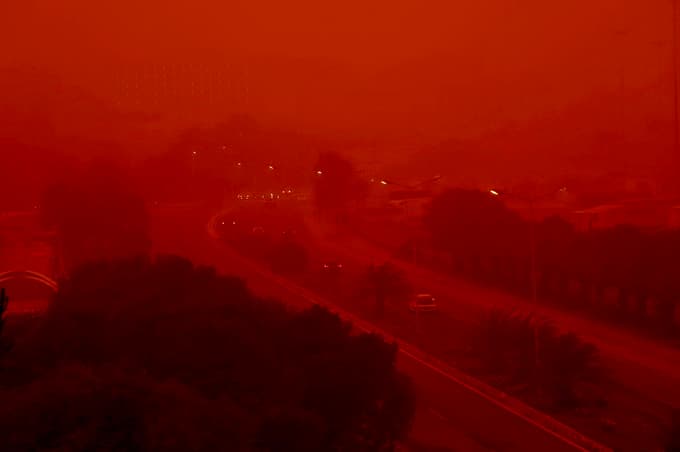 (FOTO) Apokaliptični prizori v Grčiji: Ekstremne nevihte in saharski pesek ohromili državo