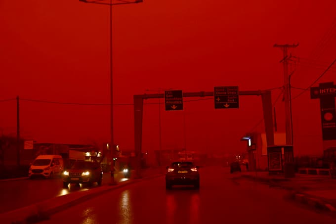 (FOTO) Apokaliptični prizori v Grčiji: Ekstremne nevihte in saharski pesek ohromili državo