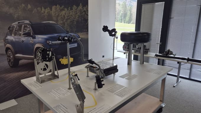 Zanimivo si je bilo ogledati sestavne dele pogona, ki niso skriti v avtomobilu.