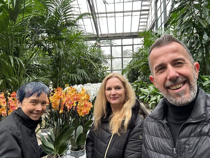 Tina Kokalj je v četrtek dopoldne obiskala okraševalca Petra Ribiča in Sabino Šegula v vrtnariji, kjer pripravljajo cvetlično dekoracijo. V ozadju slovenske orhideje.