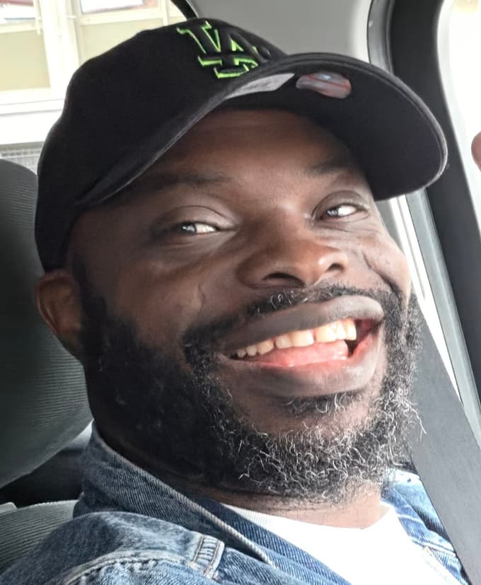 Taiwo Muritala. Voznik Uberja v Mariboru. 