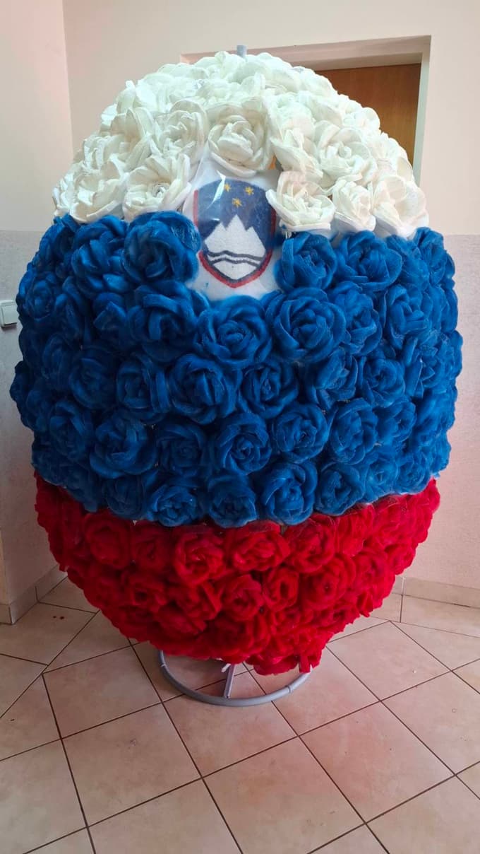 Velikonočno jajce v barvah slovenske zastave je izdelano iz 525 vrtnic.