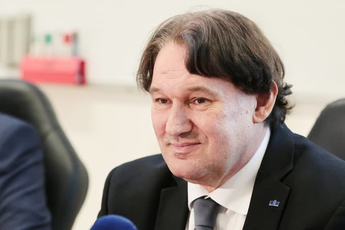 Mitja Slavinec je med drugim napovedal krepitev športa na univerzi in podvojitev sredstev, namenjenih študentskemu svetu, ter fundacijo Univerze v Mariboru za štipendiranje. 