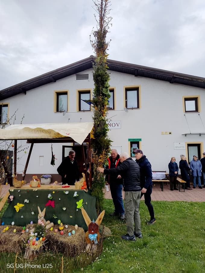 Člani in članice Turističnega društva Bresternica - Gaj v središču kraja postavili presmec