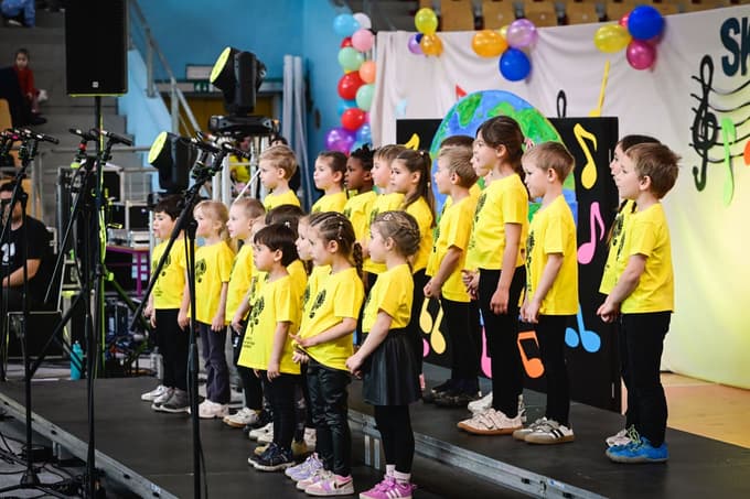 V dvorani so se razlivale čudovite melodije otroških zborov, ubrano petje in nežni glasov. 