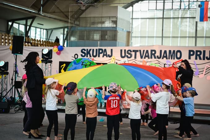 (FOTO) Malčki in zaposleni Vrtca Ivana Glinška Maribor so že 14. leto zapored predstavili na velikem koncertu