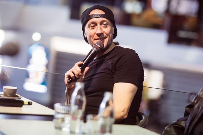 Po besedah kreativnega vodje Marka Soršaka Sokija bo dogodek zasnovan kot simbolično potovanje skozi Boscarolovo življenje.