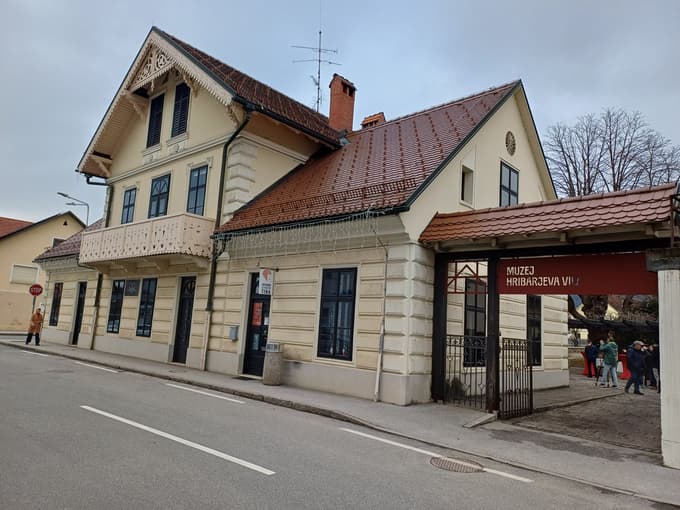 Hribarjeva vila v Cerkljah