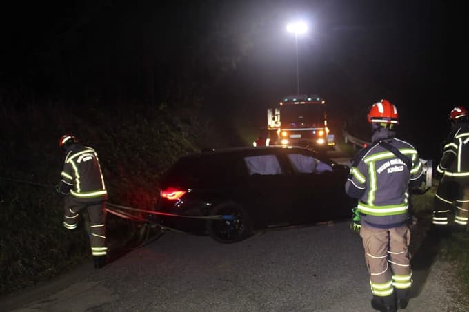 (FOTO) 27-letnik z BMW-jem zaradi neprilagojene hitrosti v ovinku zletel s ceste in trčil v drevo