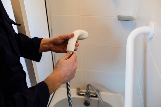 Moškemu so svetovali, naj obišče sosedovo stanovanje, medtem ko nekdo drug spusti vodo v njegovem tušu.