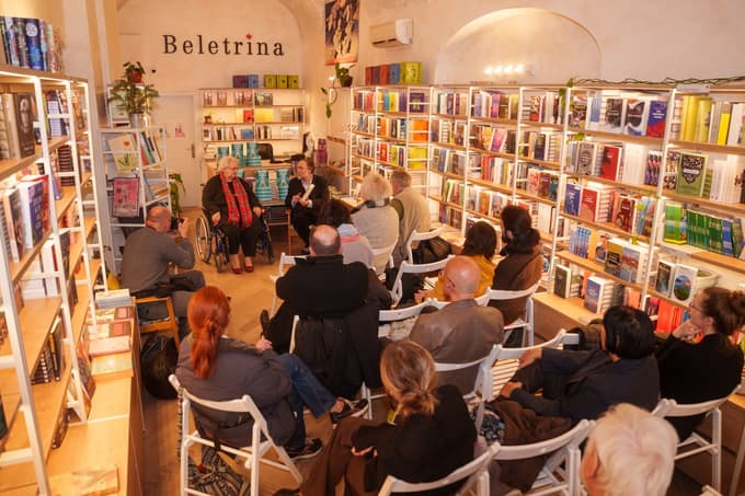 Ena sama črka, ki ločuje hvalnice od posmrtnih žalostink