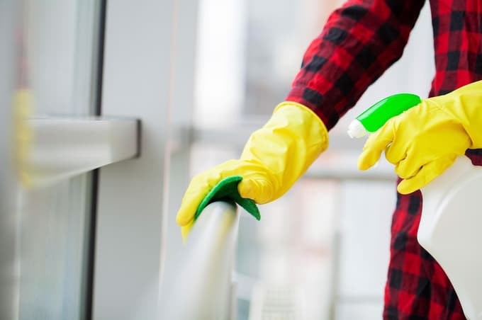 Številni uporabniki so ji svetovali, naj takoj preneha pošiljati denar in naj na prvo mesto postavi sebe in svoje otroke.