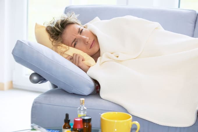 Kako dolgo smo Slovenci povprečno bolniško odsotni? Kdo ima daljši bolniški stalež, moški ali ženske?