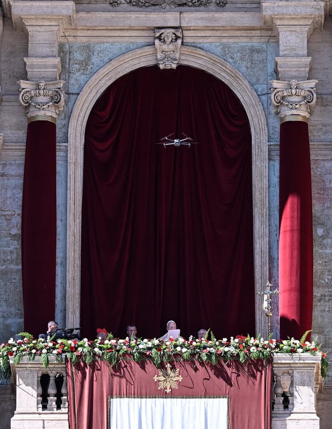 (FOTO) Papež Leon XIV. ob veliki noči v tradicionalni poslanici pozval k miru