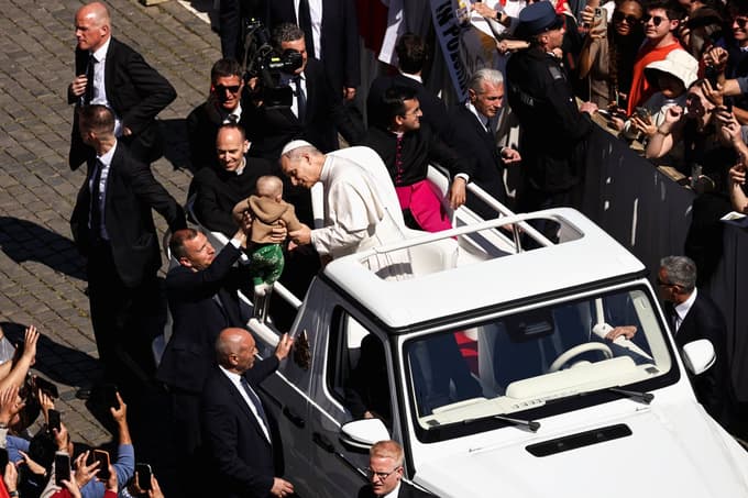 (FOTO) Papež Leon XIV. ob veliki noči v tradicionalni poslanici pozval k miru