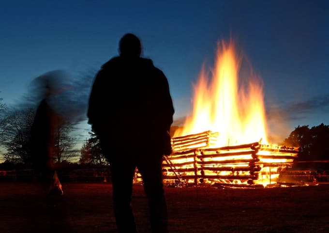 (FOTO) Kresovanje nekoliko drugače: Na velikonočnem kresu zažgali Titanik