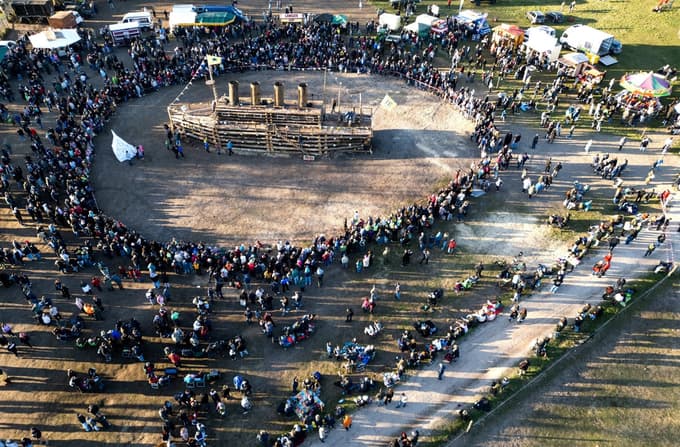(FOTO) Kresovanje nekoliko drugače: Na velikonočnem kresu zažgali Titanik