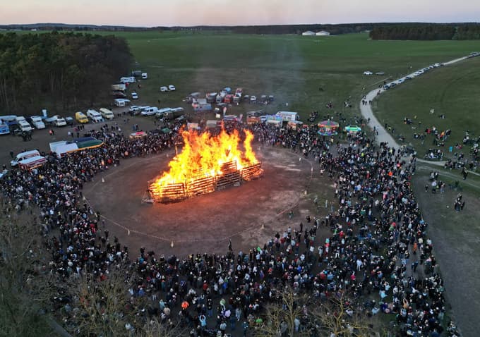 (FOTO) Kresovanje nekoliko drugače: Na velikonočnem kresu zažgali Titanik