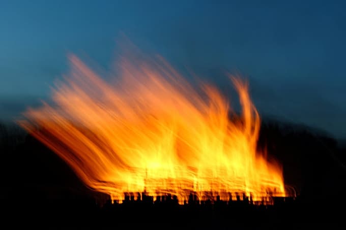 (FOTO) Kresovanje nekoliko drugače: Na velikonočnem kresu zažgali Titanik