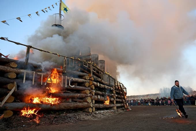 (FOTO) Kresovanje nekoliko drugače: Na velikonočnem kresu zažgali Titanik