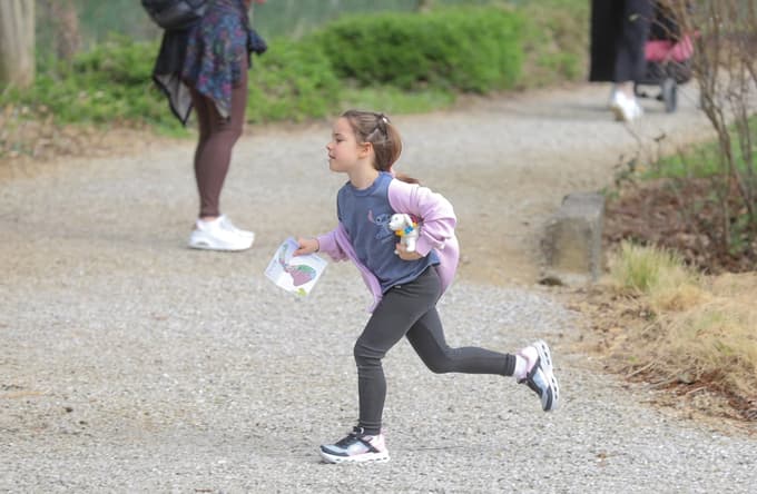 (FOTO) Velikonočni lov med magnolijami: V botaničnem vrtu so praznike znova spremenili v družinsko dogodivščino