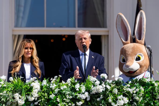 Donald in Melania Trump v velikonočno okrašeni Beli hiši