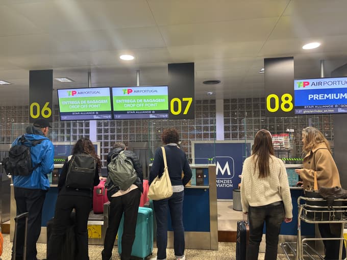 Če se razmere ne umirijo, lahko potnike čakajo višje cene, manj povezav in več negotovosti že v prihodnjih mesecih.