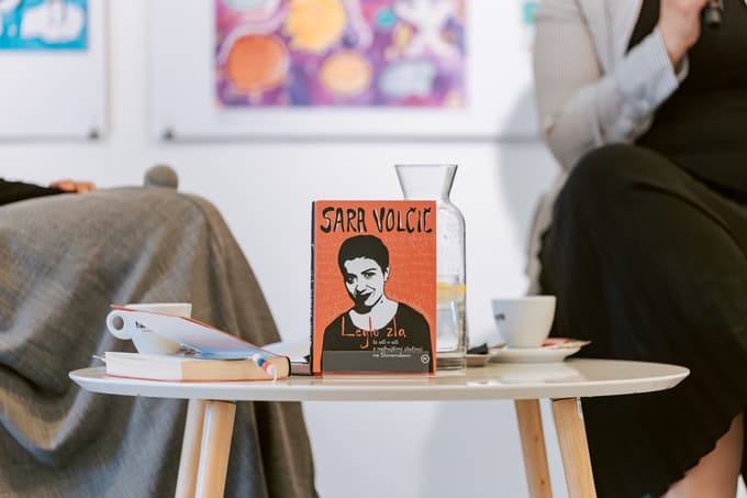 Leglo zla je njen knjižni prvenec