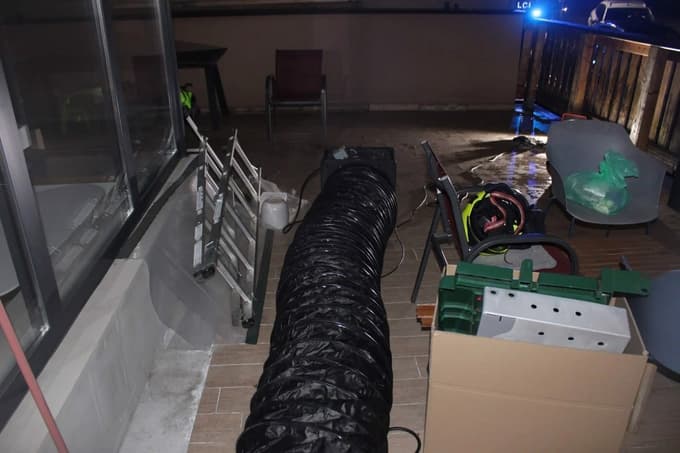 (FOTO) Ponoči zagorelo v stanovanju, ena oseba utrpela hude opekline