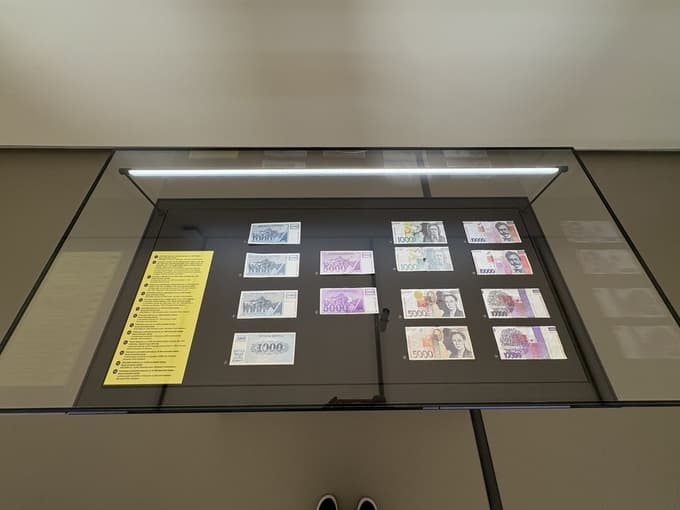 Denar in kriminal: Razstava prikazuje, kako nas goljufije spremljajo že tisočletja