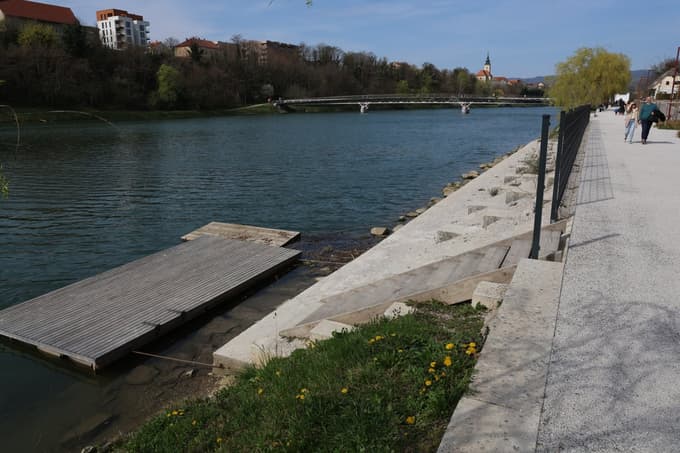 Plaža pod kopališčem Pristan 