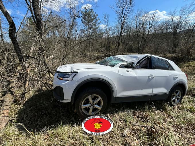 (FOTO) Avto zletel s ceste in končal v drevesu