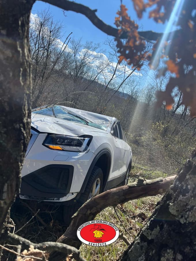 (FOTO) Avto zletel s ceste in končal v drevesu