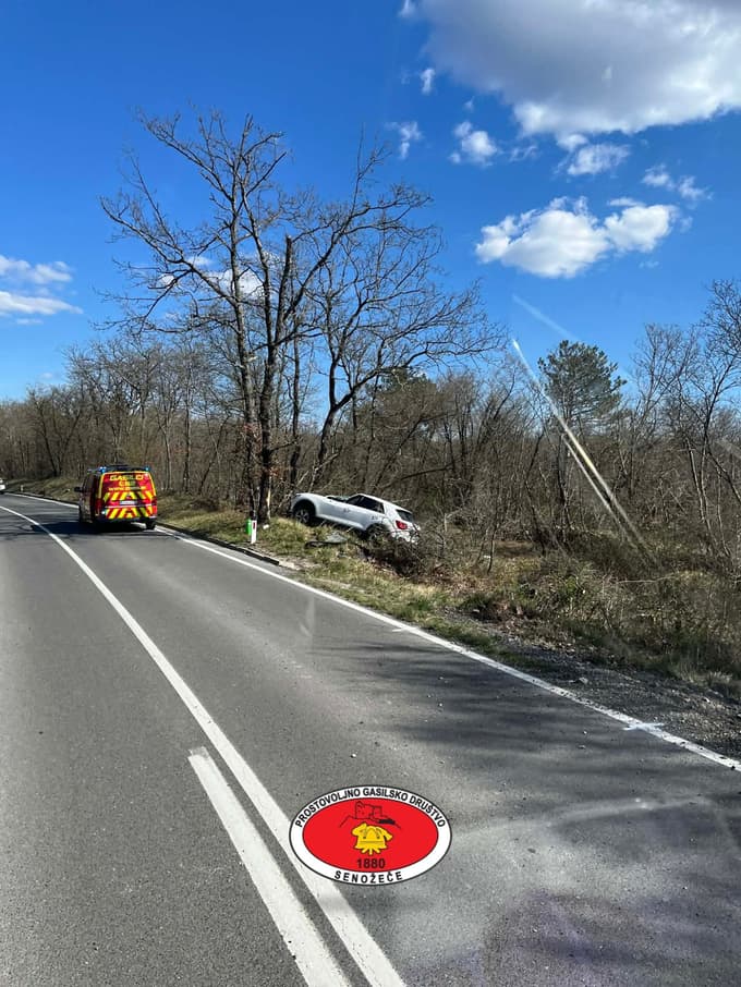 (FOTO) Avto zletel s ceste in končal v drevesu