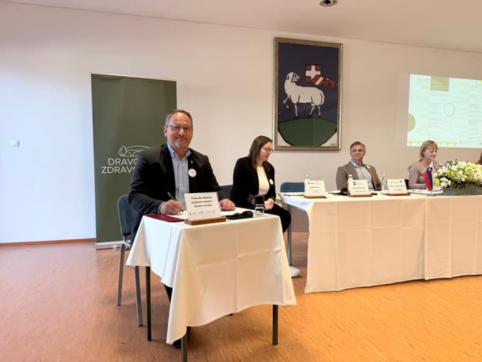 Župan je podpisal tudi pobudo za dojenju prijazno mesto.