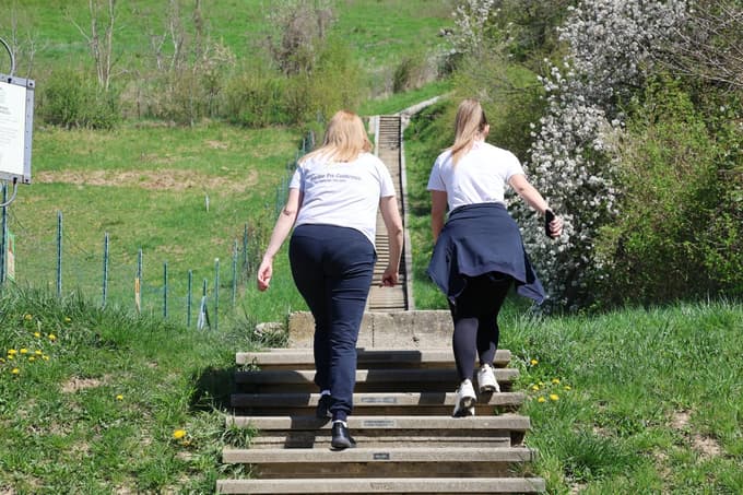 Ljudi so z zgledom spodbujali tudi, naj se kdaj podajo tudi na bližnjo Kalvarijo.