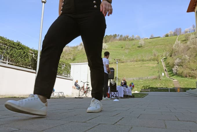 Test hoje traja šest minut, cilj je prehoditi čim več 15-metrskih razdalij med dvema stožcema