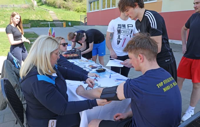 Čeprav je večina udeležencev testa hoje starejših, so se ga v času našega obiska udeležili tudi dijaki bližnje Škofijske gimnazije