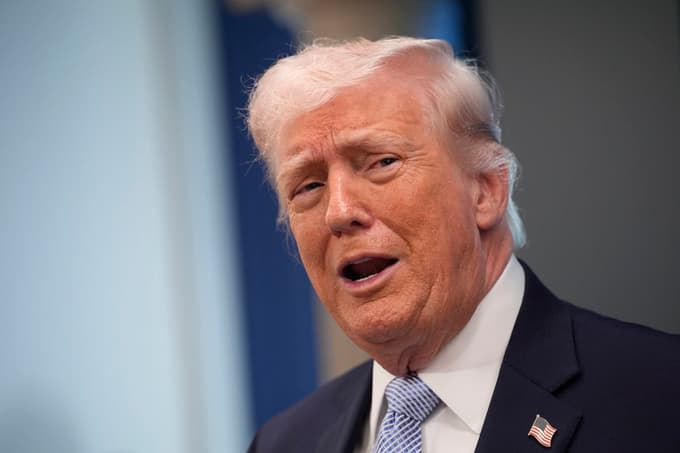 Donald Trump med včerajšnjo novinarsko konferenco o vojni z Iranom