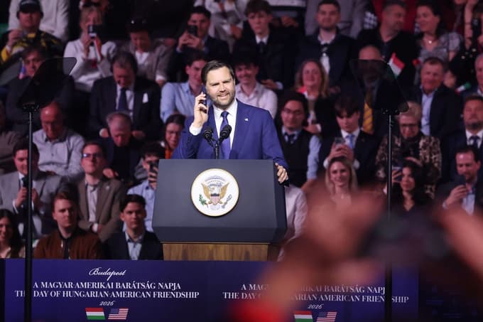 Vance je poklical Trumpa in na telefonu vključil zvočnik.