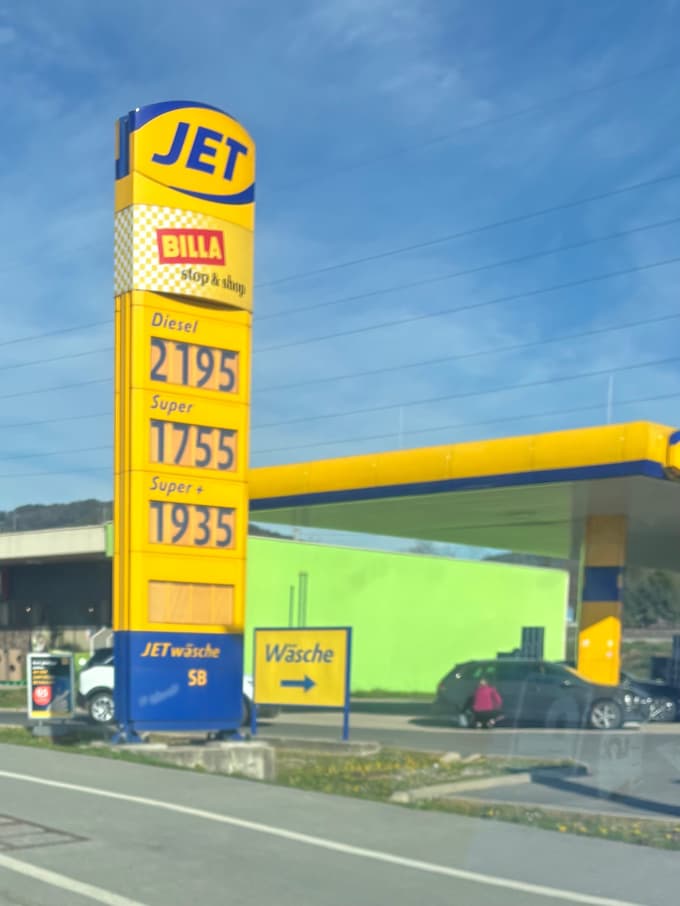 Trenutno stane liter neosvinčenega bencina čez mejo več kot 1,75 evra, dizel pa se je že povzpel na skoraj 2,20 evra na liter.