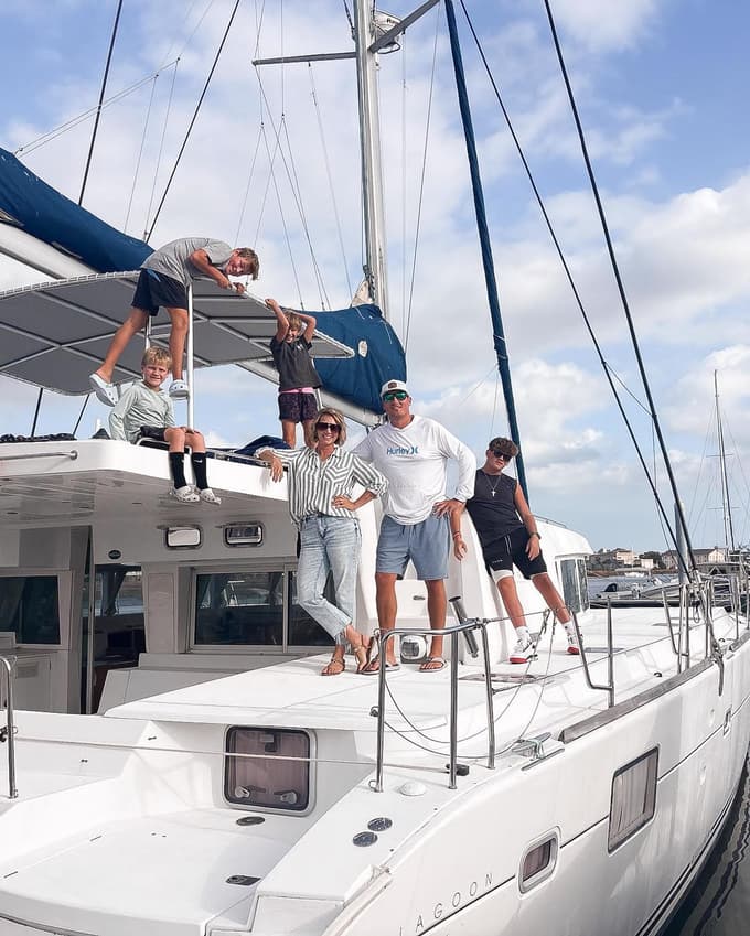 Justin in Jen Wisdom z družino. 