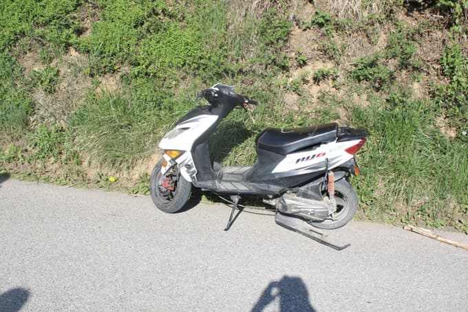 (FOTO) 14-letnik z mopedom trčil v 13-letnika, končalo se je s hudimi poškodbami