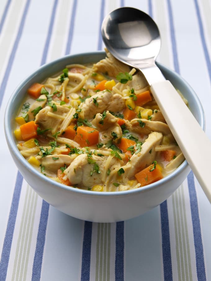 Z dodatkom kokosovega mleka in galangala bo piščanec dobil tajski navdih.