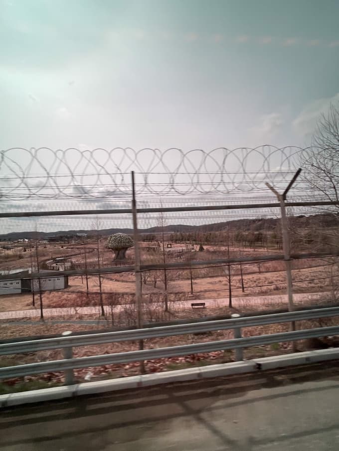 Močno zastražena meja, demilitarizirano območje, ki je hkrati turistična točka